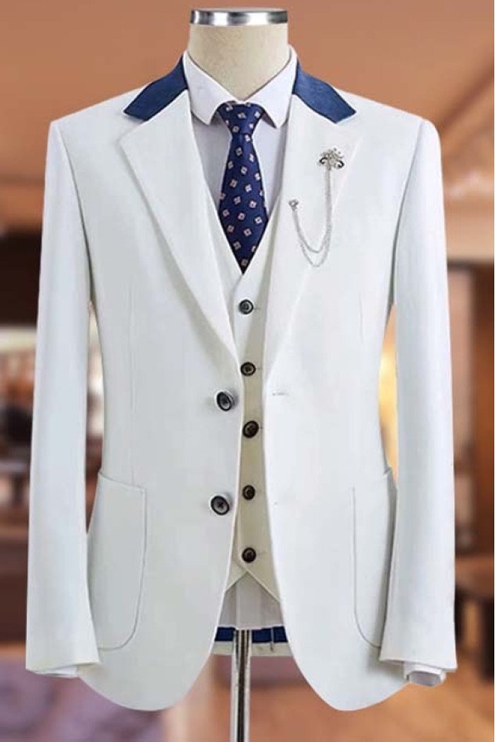 August Handsome White Notched Lapel Three Pieces Prom Suits